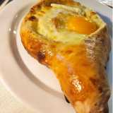 ...che propone piatti come il khachapuri: una focaccia ripiena, fatta con farina e yogurt, con all'interno vari tipi di formaggio fresco o stagionato, uova ed erbe. � disponibile anche nella variante con un uovo a tegamino sopra
